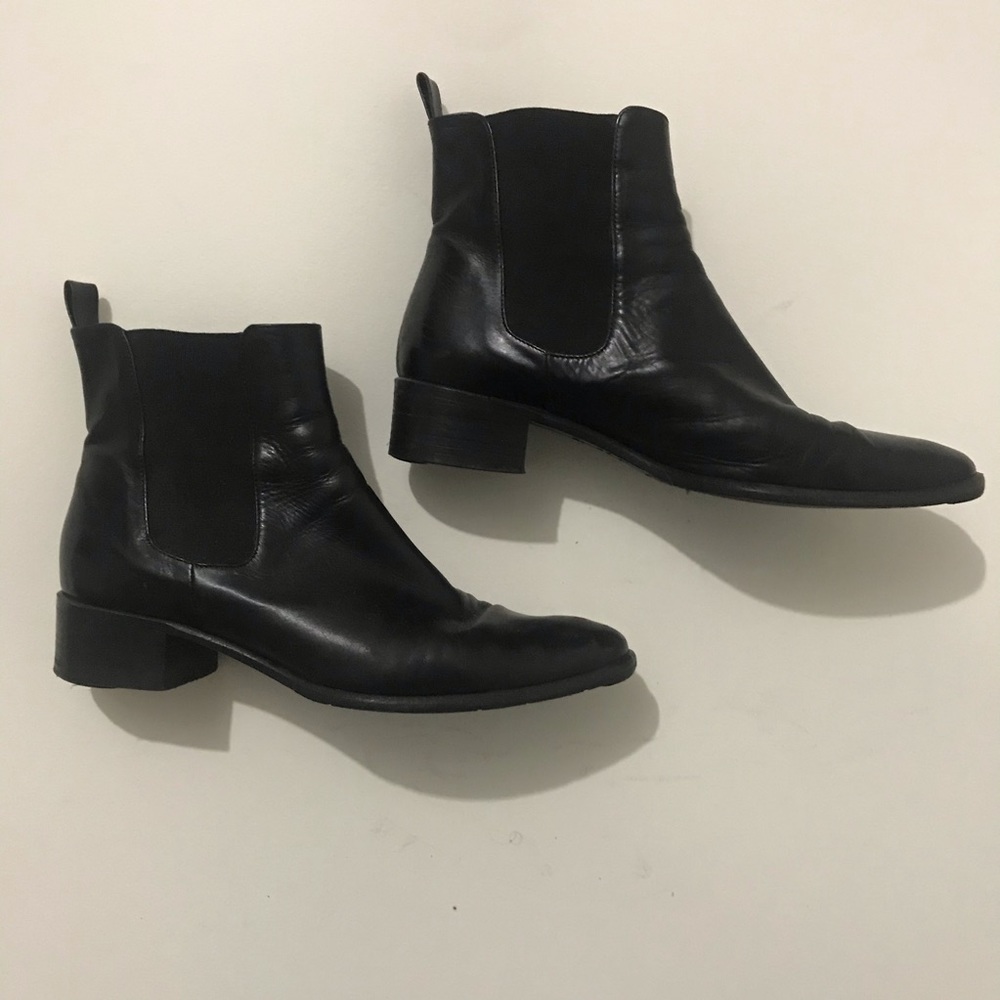 VARDA black leather Chelsea boots